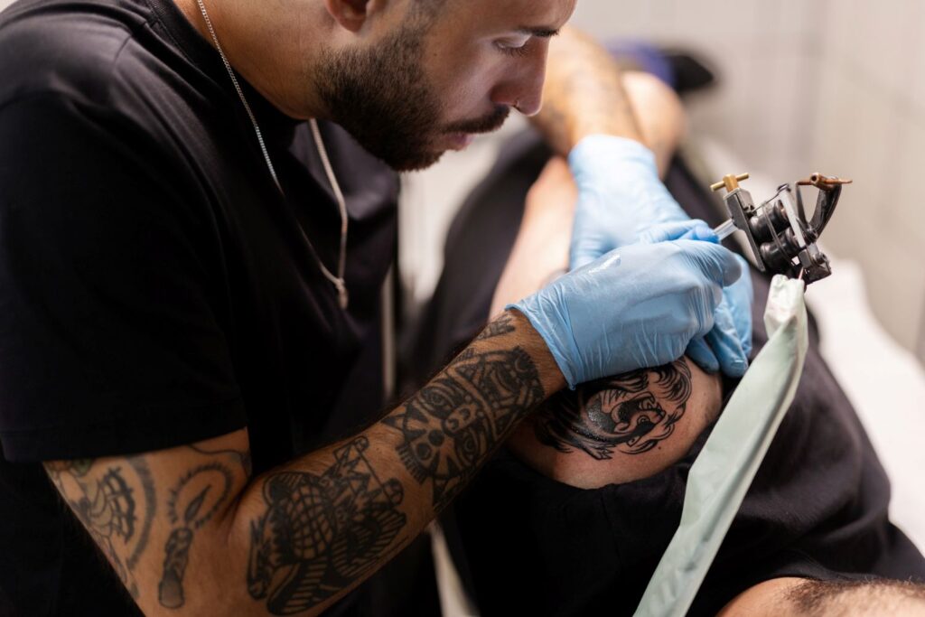 Tatuator w trakcie wykonywania tatuażu