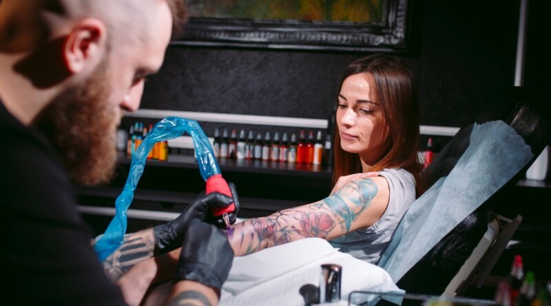 jak zabezpieczyć tatuaż do pracy
