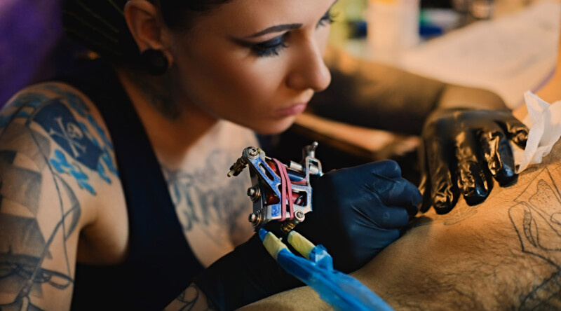 tatuaz-kolorowy-czy-czarny-porownanie-wlasciwosci-tatuazu