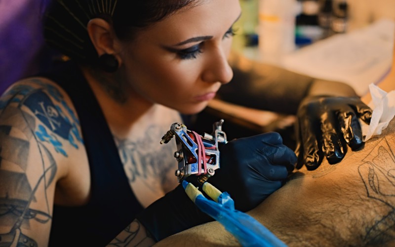 tatuaz-kolorowy-czy-czarny-porownanie-wlasciwosci-tatuazu