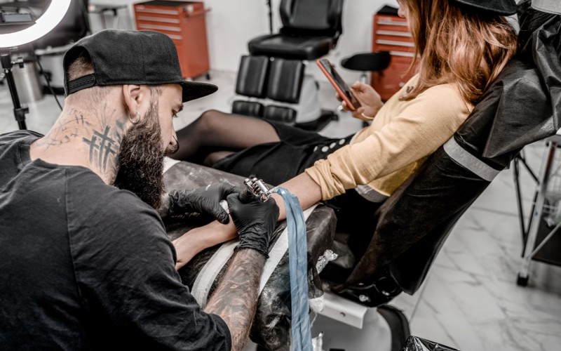 jak-rozpoznac-za-gleboko-zrobiony-tatuaz