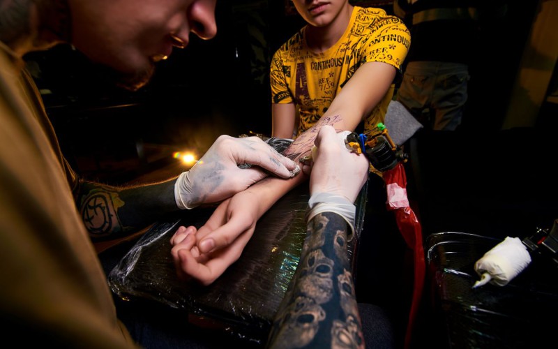 jak-wytrzymac-bol-tatuazu