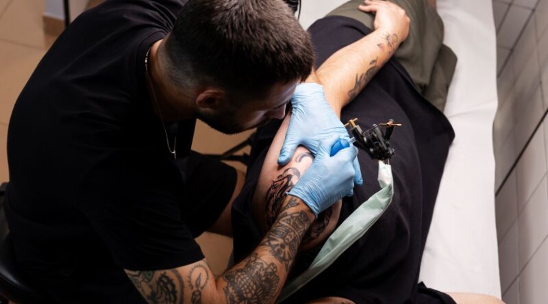 ile-trwa-sesja-tatuazu