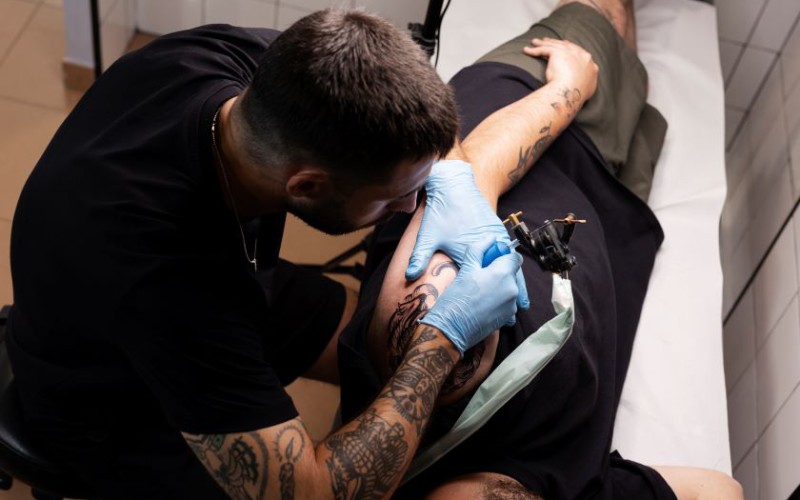 ile-trwa-sesja-tatuazu