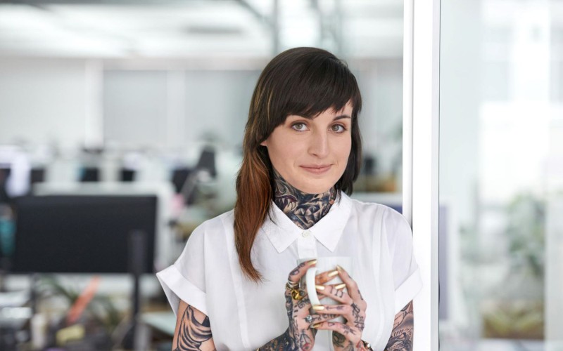 Pracowniczka korporacji z widocznymi tatuażami
