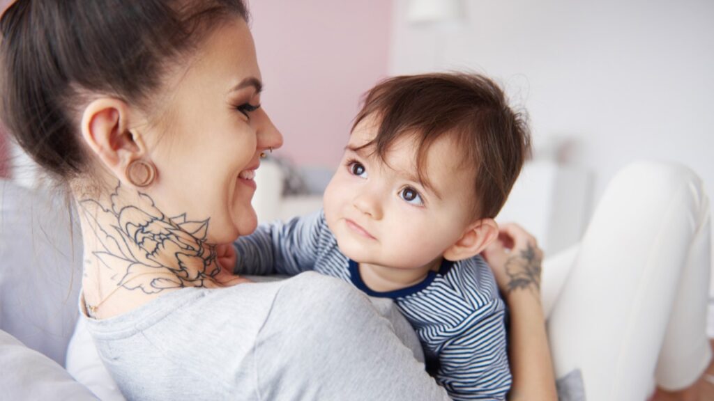 Na zdjęciu mama i jej tatuaż